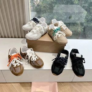 Mens Lace-Up Print Sneaker를위한 디자이너 스포츠 신발 트레이너 고급 로우 신발 야외 캐주얼 다재다능한 소프트 밑창 스니커즈