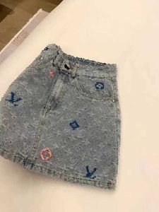 Lyxiga kvinnors korta kjoldesigner hög midjebrev broderi avslappnad allt med lösa breda ben smala a-line denim kjol med höft wrap