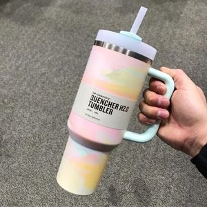 US Stock Cosmo Parade Pink flamingo 40oz Quencher H2.0 Canecas de café Copas de camping ao ar livre Copo de carro de aço inoxidável com alça de silicone Presente do Dia dos Namorados