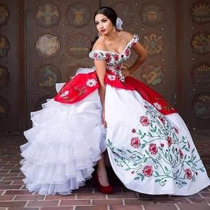 2017 Elegant Red White Satin Ball -klänningar broderi Quinceanera -klänningar med pärlor söta 16 klänningar 15 år promklänningar QS1011 278A