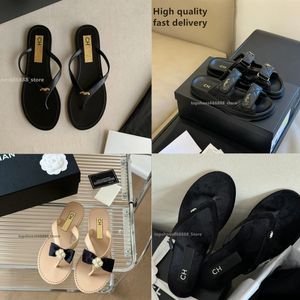 Paris Sandals Women Summer Summer Bottom Moda versátil chan retha sapatos femininos 2024 Novas marcas designers slide Velvet chinelos flaps planos flechas de sandália chinelas molinete