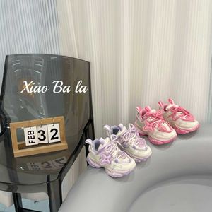 Sneakers Spring New Childrens Sports Buty Dziewczęta tata chłopcy na rzep na zwykły lekki bieg H240510