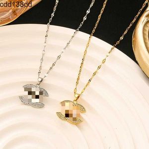 Подвесные ожерелья 18K золотые титановые стальные женские ожерелье английское письмо C Подвесное бурное дизайнерский колье для модного колье свадебного подарка