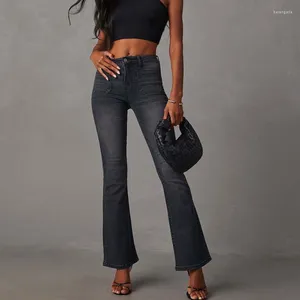 Женские джинсы с высокой талией показывают высокие тонкие растягивающие прямые женщины.