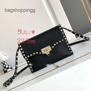 Desen lychee çanta tasarımcısı küçük 2024 çanta vo kadın kadın vallenteno rock sutd üst çanta moda flip crossbody katman inek derisi perçin tek omuz 5vmy