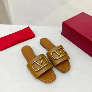 2024 Sandals الفاخرة للسيدات مصمم أزياء أحذية أحذية حفل زفاف عشاء للسيدات الصنادل 0501V