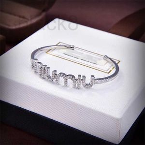 Braggle Designer Lettera intarsiata Diamond Open Bracciale con DPIG avanzato e un unico design un unico DPIG