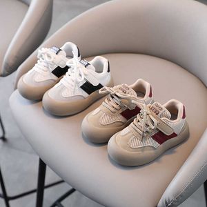Sneakers 2024 Spring Nuovi scarpe sportive per bambini Mesh Mesh traspirante Sole edizione coreana Edizione coreana Tendenza Board Boys and Girls H240510