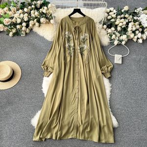 Vestidos casuais pano terras femininas elegantes bordados florais vestido de manga longa de manga up camisa estilo moda fofa midi mujer qd362