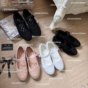2024 SS Tasarımcı Paris Kadın Bale Daireleri Siyah Moda Sıradan Ayakkabı Yay Bale Ayakkabı Yuvarlak Kafa Kadın Lüks Elbise Ayakkabıları