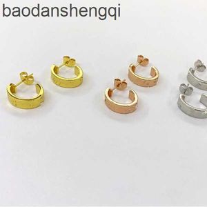 Brincos de garotas de design avançado de joias com baixo preço com brincos de unhas circulares clássicas de 18k Gold para homens e com brincos de carrinho e família C