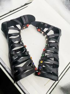 Ботинки Женщины квартиры с полым жемчугом декор прохладный черный гладиатор сандалии повседневная женщина -обувь улицы Длинное лето