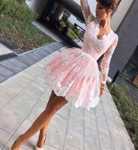 2018 Nya charmiga korta hemkomstklänningar Simple V Neck Long Illusion Sleeves Party Dresses Lace Applique Prom Cocktail Dresses9210129