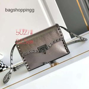 Crossbody Designer 2024 Bag Vo Woman Vallenteno Rock SUTD PROVE TRENDY FLIP STANGE COWHIDHIDHID RIVET SOLO SCOLA SOLLA MOTORE DI LICKE SCHENME PICCOLA BASSE 4ZQ0