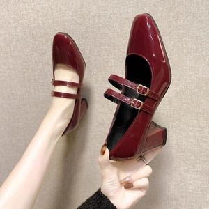Сандалии красная патентная кожа Mary Janes Shoes 2024 Summer Fashion Square Toe Женские насосы комфортные коренастые пятки.