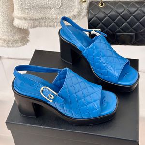 24SS Womens Chunky Heels Sandals Slingbacks Dress Shoe Designer lambskin quiltad textur Hårdvara Matelasse Leisure Shoe Classic Blue Fuchsia Wedding Shoe