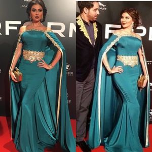 Fashionabla pakistanska Dubai aftonklänningar Saudiarabien Elegant Cape Crystal Off Shoulder Prom -klänningar Satin Eleganta kläder de Soiree Fem 236e