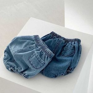 Shorts söta casual baby boy shorts denim shorts lämplig för små barn och flickor fickdesignkläder barn jeans byxor 0-24 m d240510