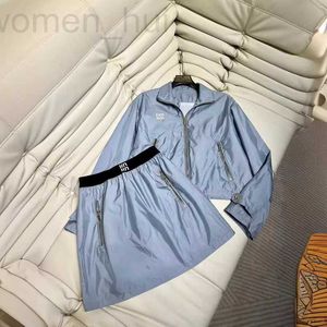 Zweiteiliger Kleidungsdesigner 24 Frühlings-/Sommer Neues Produkt Miu Serie Alter reduziert Wind Dünnstil Rush Coat Halbrock Nebel Eis transparent Blau Nylon Set OY00