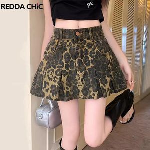 Kjolar reddachic leopard tryck veckad minikjol kvinnor vintage tvättar a-line hög midja denim sommaren y2k gråa streetwear