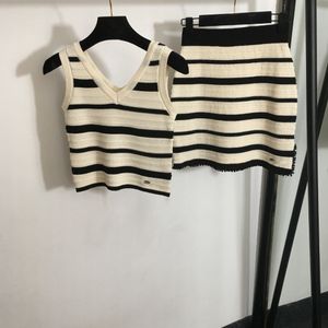 Novas mulheres de verão tricotaram conjuntos de duas peças sem mangas coletes coletes e mini -saia curta Lady casual knit set fater