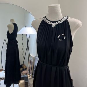 Satynowy pasek satynowy wiszący diament Diamond Rhinestone Patch Luksusowe logo pinowe aplikacje długa kamizelka sukienka