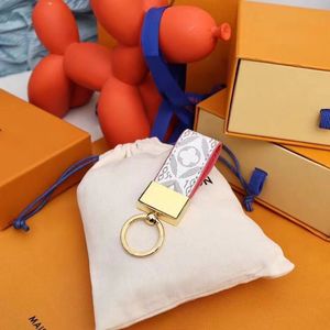 Keychain de designer Multi-Color Luxury Keychain Feminino Bolsa de couro marrom macho Bolsa de colapso de ouro Acessórios banhados a ouro Chavesquechain de cartas com letras top114