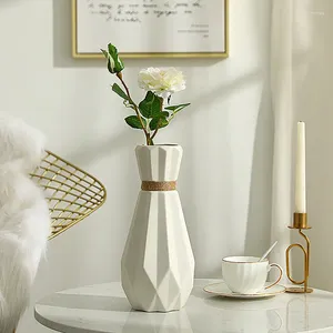 Vase Nordic Simple Ceramic Vase Hand Made Home TVキャビネットリビングかわいい部屋の装飾デスクトップアレンジ