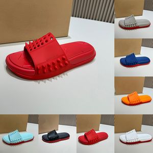 Luxus -Designer -Hausschuhe Nietpunksandalen für Herren Sommerschuhe Spikes Stufen Schieberiee Schwarz Rot weiß dicke Botome Maultiere Sandles Maultiere