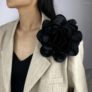 Brosches Party Wear Flower Pin Elegant Satin Floral Brosch för Women Men Style Lapel Dinner Uquisite Big Accessory