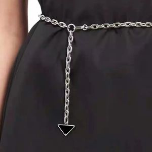 Kadınlar için Zincir Kemer Tasarımcı Lüks Bel Kemerleri Üçgen Bağlantılar Bayanlar Elbise Aksesuarları Gümüş Zincirler Bell Kadın Mektup Kemerleri 299m