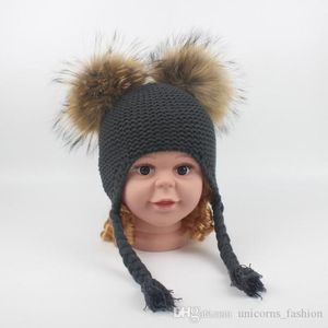 編み帽子の子供のかわいい冬の帽子2つのフェイクアライグマの毛皮のポンポムハットボーイニットキャップ温かい耳イヤーフラップシックキッズビーニーcny9762565175
