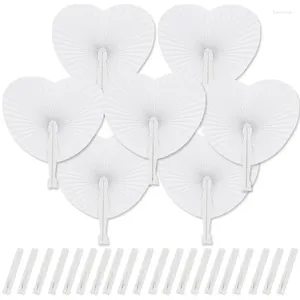 Estatuetas decorativas 6pcs fã White Dobing Paper Fãs em forma de coração Presente de festa de casamento para os hóspedes BAPTEME BAPTEM DIY Decoração de parede