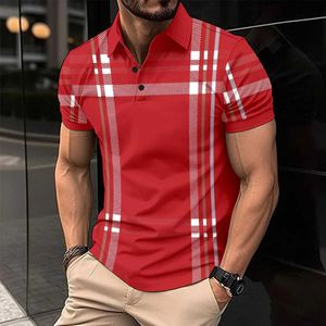 Men Polos 2024 Summer Fashion قميص بولو جديد مع زر البولو الرياضي للرجال على غرار الشاطئ غير الرسمي والتجفيف السريع ذوي الياقات البيضاء رجال الرجال 2405