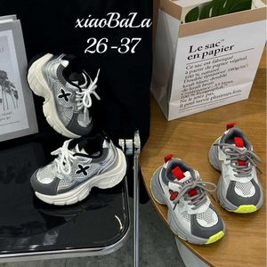 Sneakers 2024 Summer Childrens sportskor pojkar trendiga flickor tjocka ensamma lätta pappa studenter casual h240511