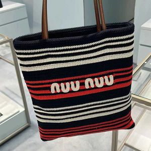 Netizen samma färg rand vävd liten väska 2024 ny pendlare publik design handhållen väska för kvinnor 240511