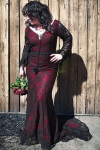 Vintage czarne koronkowe sukienki ślubne boho syrena gotycka ślubna sukienki w stylu dekoltowce seksowne suknie ślubne plażowe Flare długie rękawy