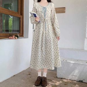 Grundläggande avslappnade klänningar Mori Girl Cut Floral Dress New Autumn Fashion Long Sleep Womens Sweet Vestidosl2405