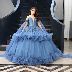 Vintage Dusty Blue Quinceanera klänningar Mexikansk kostym Rococo Vampire Masquerade Sixteen Birthday Dress Ruffles Ball Gown Prom Vestido de XV Anos debutante 2024
