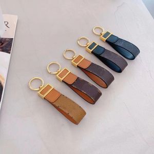 Simple Fashion Short Key Chain Metal Letter Logo Print Design Advanced Sense Bag Pendant Hanging Decoration Leather Material Couple High-End Car Key Chain