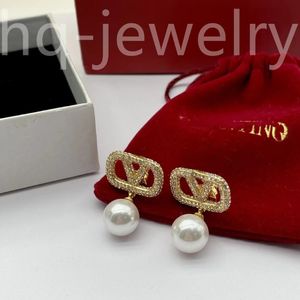 2023 Brincos Designer para mulheres Stud Stud Luxury Gold Heart Shape Pearl Crystal Gold Double V Letter 925s Silver Jewelry Classic 898 248C