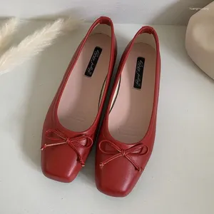 Повседневная обувь 2024 красные женщины плоские модные квадратные носки мелковорот
