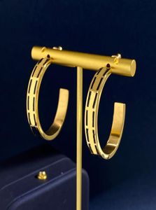 Projektantka bransoletka dla kobiet obręczy Earring Mens Gold Bolegle Fashion Love F Bracelets Studs Luksusowe biżuteria ślubna z pudełkiem 2207570931