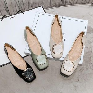 Lässige Schuhe Frühling Sommer Frauen flach modische runde Zehenleder Slip-On-Ladungsstapfen Mädchen komfortable weiche Sohle Boot