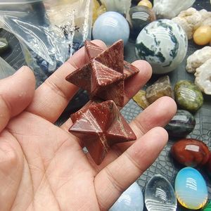 Figurine decorative Merkaba Naturale Stone Crystal rosso intagliato a mano per Minerali Decorazione curativa di gioielli