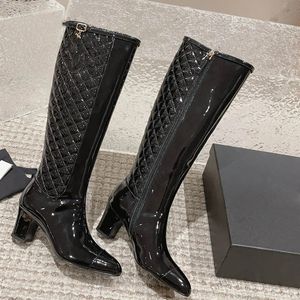 새로운 23SS f/w 여자 무릎 부츠 디자이너 퀼트 텍스처 하드웨어 마텔라스 발목 부츠 캘프 스킨과 지퍼 나이트 오토바이 첼시 부츠 화이트 블랙 캐주얼 신발