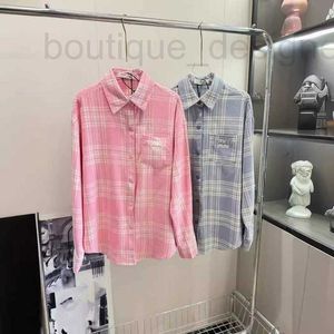 Kvinnors blusar Skjortor Designer Brand 2024 Spring and Autumn New American Checkered Lous Slant Shirt Shirt Pink Topping Cardigan Long Sleeped Polo Neck 06ve