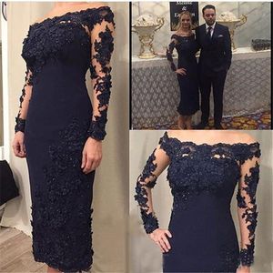 Dark Navy Blue Short Short Mother of the Bride Dress Off spalla a maniche lunghe Guochi da ginocchio abiti da sera per ospiti per ospiti 267o