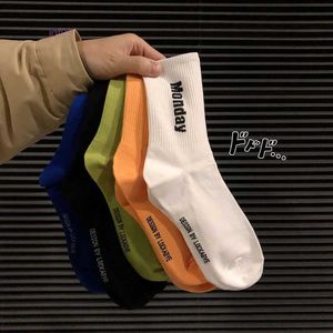 Spring Autumn Week strumpor för män Kvinnor Alfabetet Sports Bomullsocka unisex casual andningsbara skateboardstrumpor Bulkpris QC2P