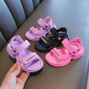 Sandals Girls 2024 Sommer Neue Mode Kinderschuhe weiche Sohle Anti -Slip -Mitte und Big Little Beach H240510